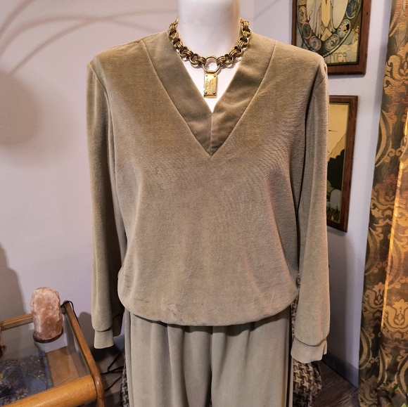 Vtg Gertrude Davenport Olive Green Velour Track Suit Set V Neck Top and Pants - Picture 8 of 14